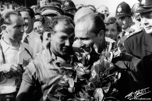 Fangio-Moss_1955_England_03_BC.jpg