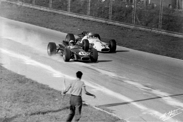 Brabham-Surtees_1967_Italy_01_BC.jpg