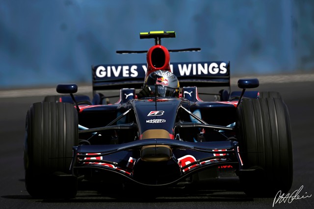 Vettel_2008_Valencia_02_PHC.jpg