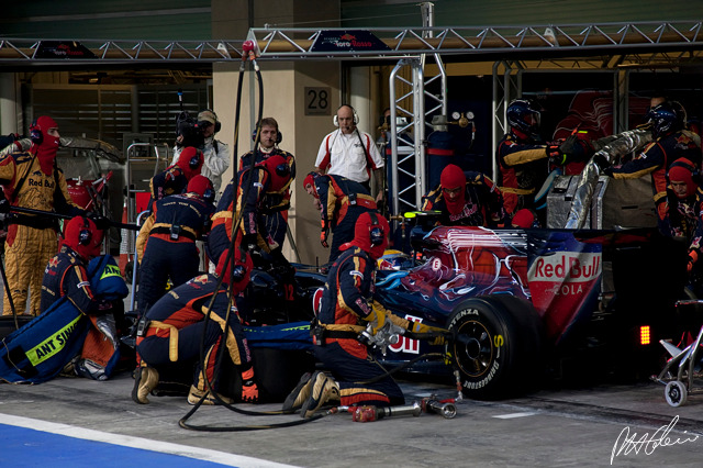 Buemi_2009_Abu-Dhabi_04_PHC.jpg