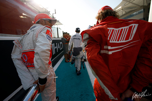 Hamilton-Raikkonen_2009_Abu-Dhabi_01_PHC.jpg