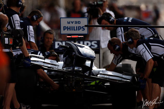 Rosberg_2009_Abu-Dhabi_03_PHC.jpg