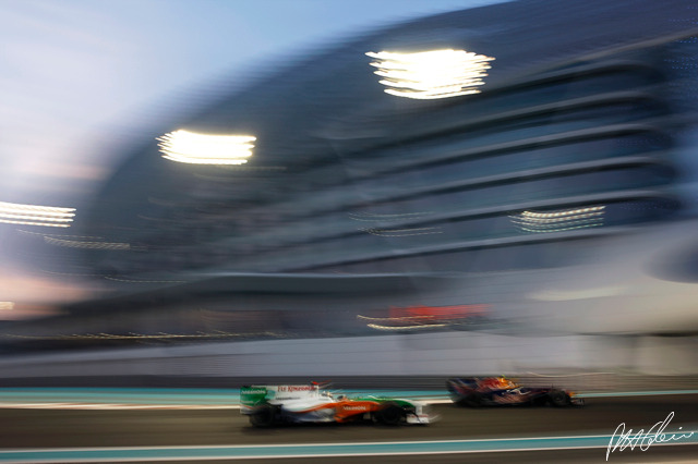 Sutil-Vettel_2009_Abu-Dhabi_01_PHC.jpg