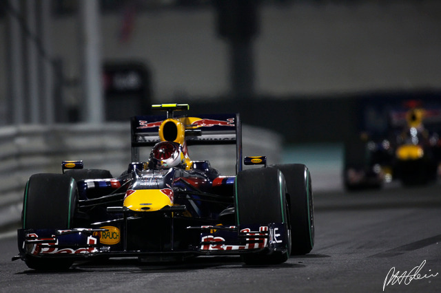 Vettel-Webber_2009_Abu-Dhabi_01_PHC.jpg