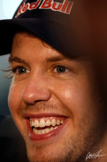 Vettel_2009_Abu-Dhabi_08_PHC.jpg