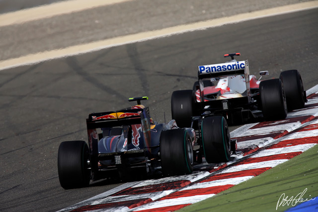 Vettel-Trulli_2009_Bahrain_03_PHC.jpg