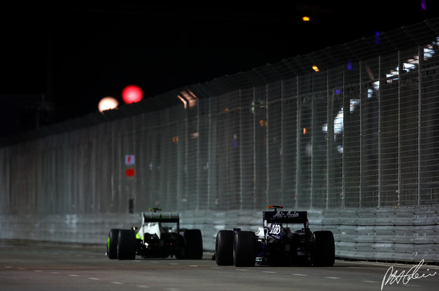 Rosberg-Barrichello_2009_Singapore_01_PHC.jpg