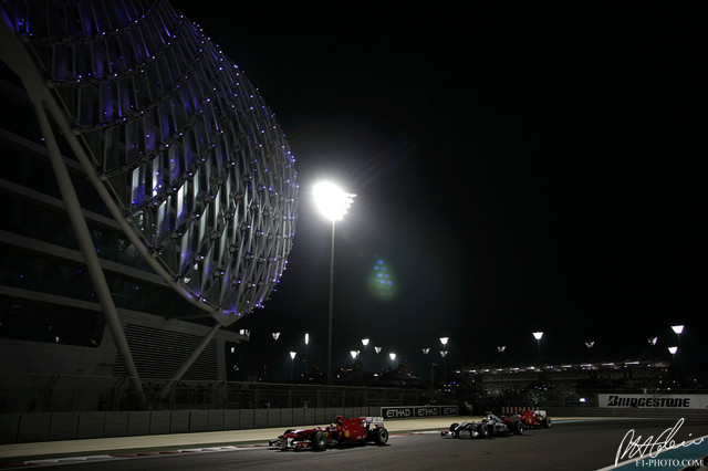 Massa_2010_AbuDhabi_0Rosberg_PHC.jpg