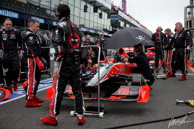 Virgin-Pitlane_2010_Australia_01_PHC.jpg