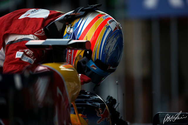 Alonso-Vettel-Finish_2011_Japan_01_PHC.jpg