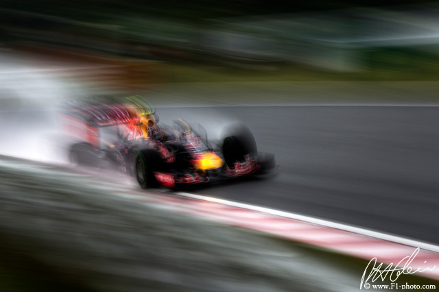 Kvyat_2015_Japan_01_PHC.jpg