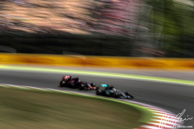 Hamilton-Verstappen_2015_Spain_01_PHC.jpg